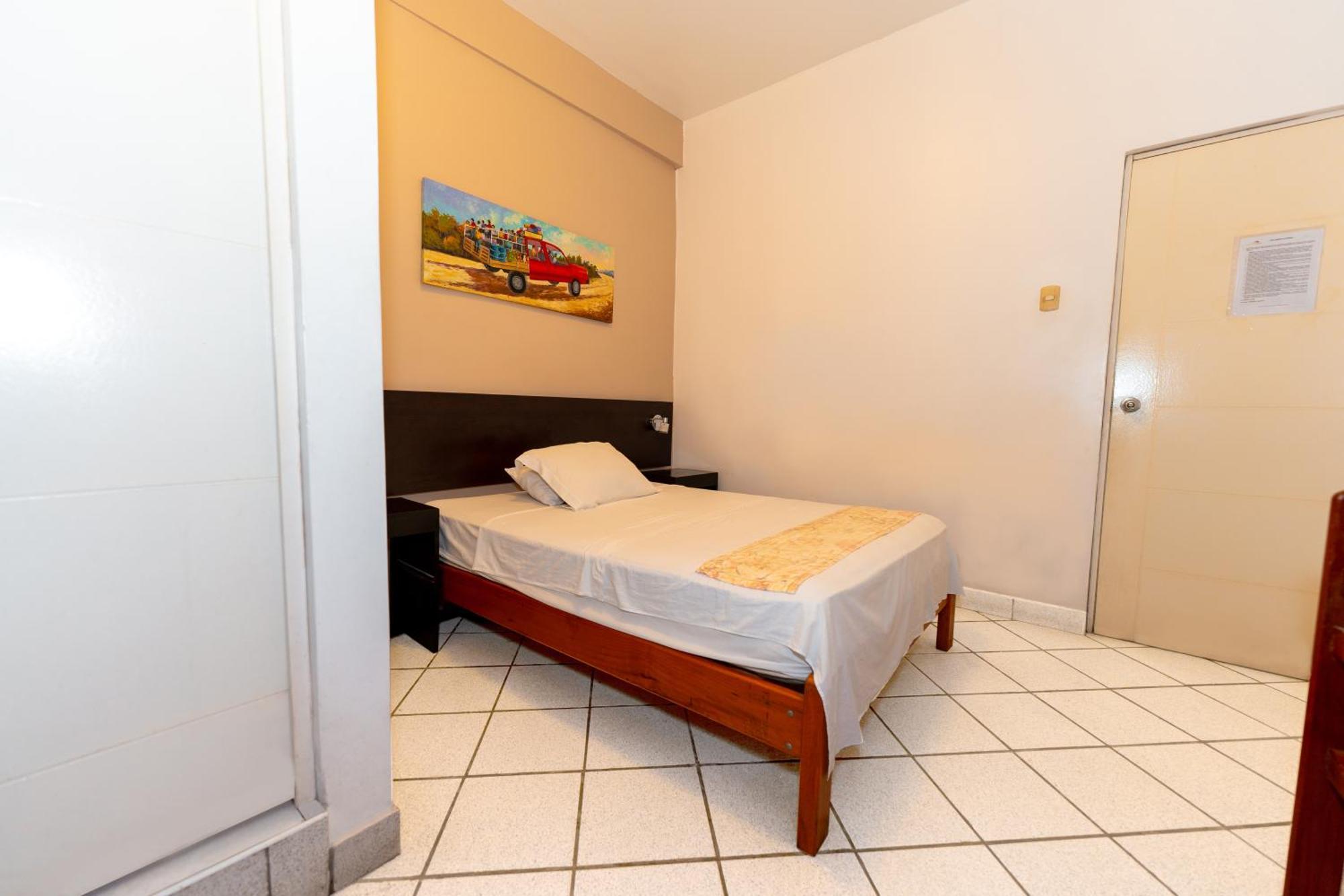 Hostal "Centrika" Тарапото Екстериор снимка